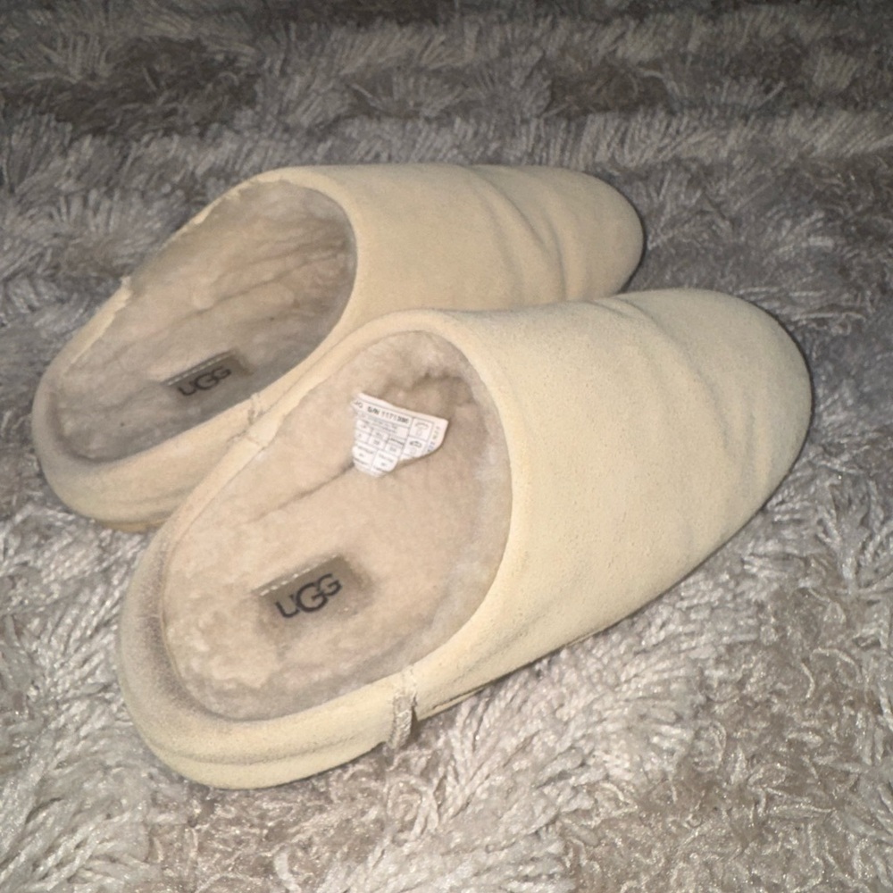 UGG - Picture 2 of 5